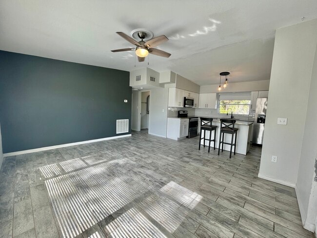 Building Photo - 1434 Overlea St