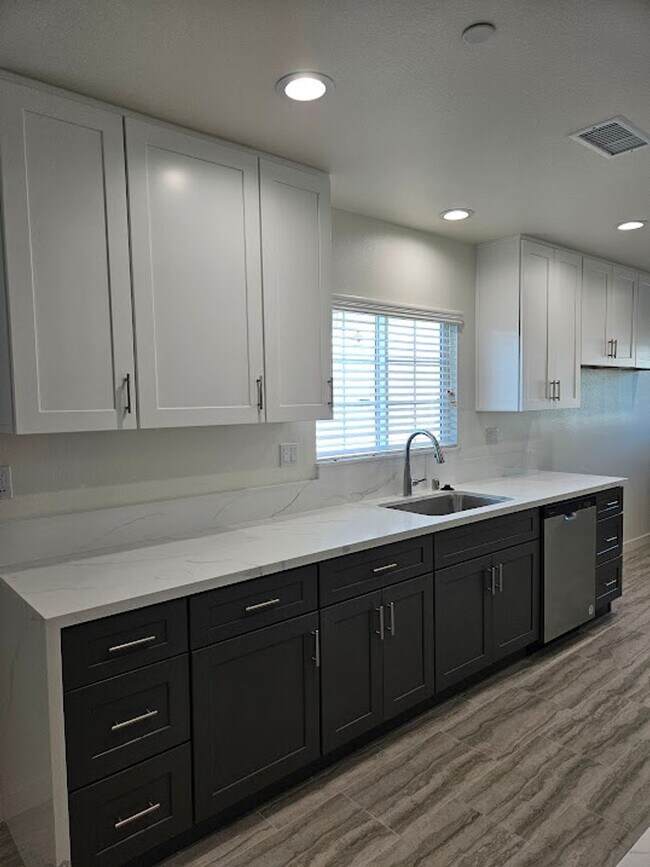 Building Photo - Newly Remodeled 2 Bedroom with MOVE IN SPE...