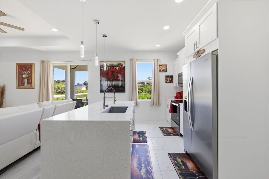 Building Photo - Newer 3/2 home all tile