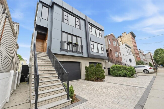 Building Photo - 290 Griffith St