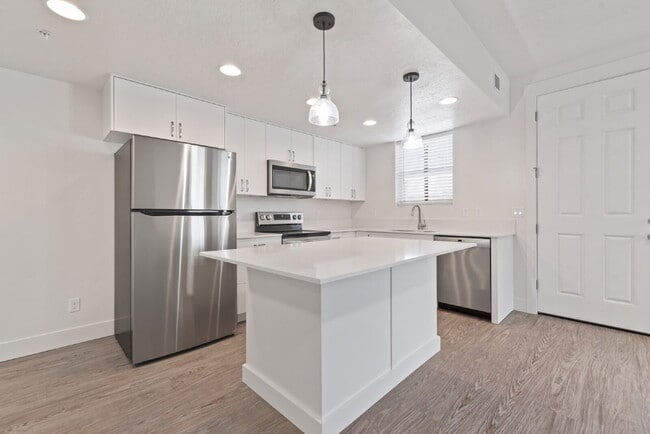 Building Photo - "Discover Comfort & Style: Spacious 3-Bed,...