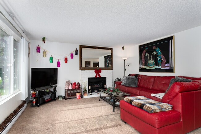 Building Photo - 3846 D Pl SE