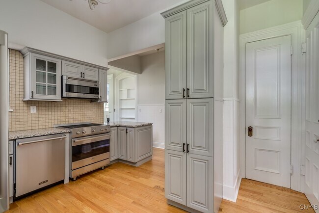 Building Photo - 160 Ten Eyck St