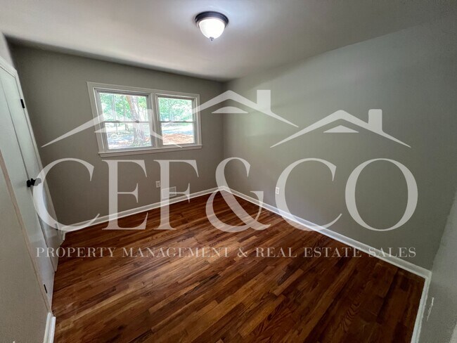 Building Photo - 421 Zellen Dr