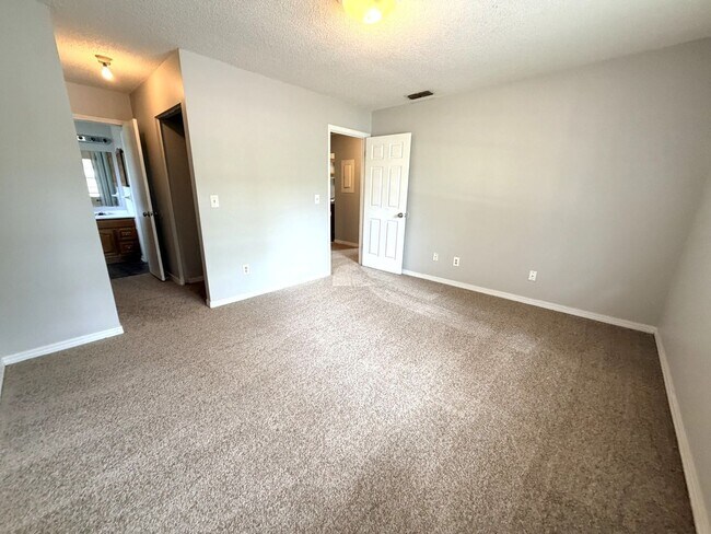 Building Photo - 460 Bentwood Ln
