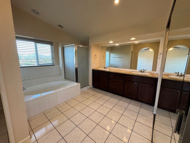 Building Photo - 4 Bedroom house with pool and amazing views