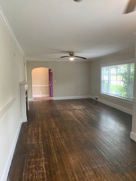 Building Photo - 301 S Oak St