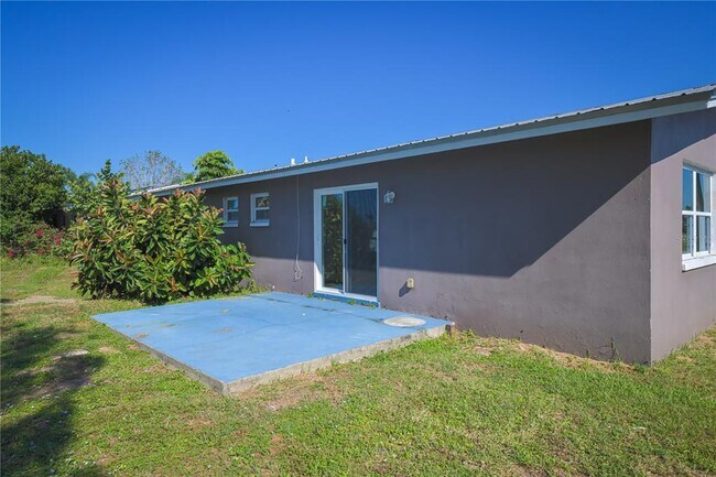 Building Photo - 1310 NE 4th Ter