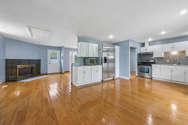 Building Photo - 670 Lakeview Ln
