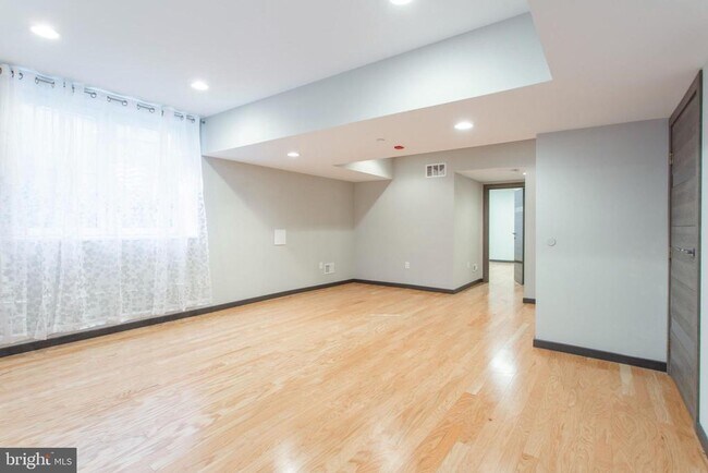 Building Photo - 2553 Montrose St