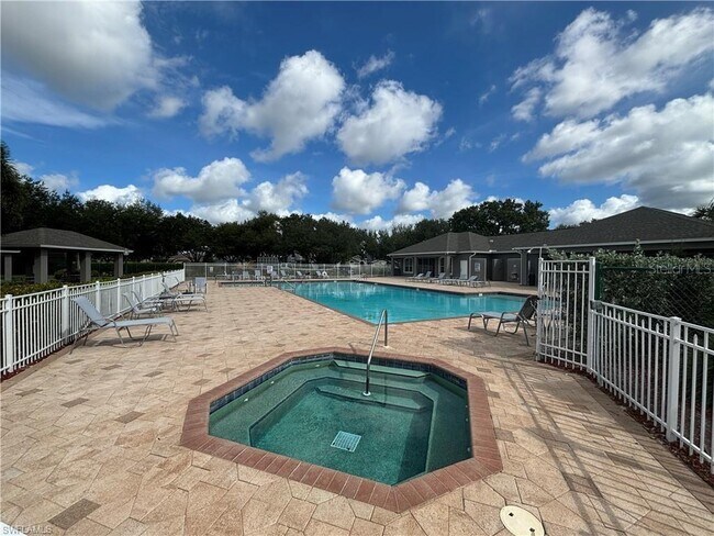 Building Photo - 9200 Middle Oak Dr