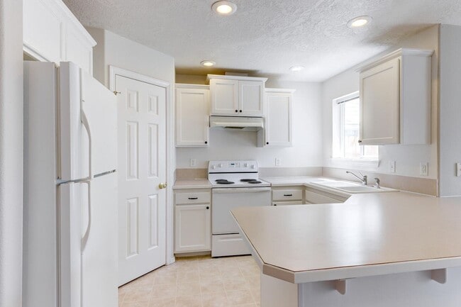 Building Photo - Spacious 3 Bed, 2.5 Bath Home with Garage ...
