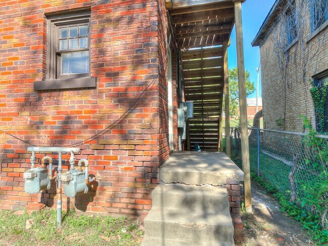 Building Photo - 1300 NW 15th St