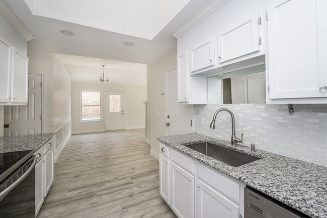 Building Photo - 1211 Hilburn Ct