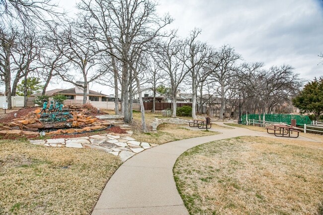 Building Photo - Great Schools and Private Access to a Park!