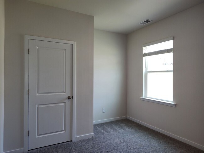 Building Photo - Beautiful home located in the Hamilton Woo...