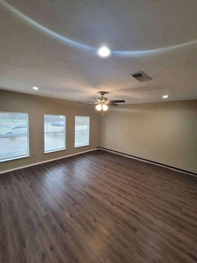 Building Photo - 2320 Montclair Cir