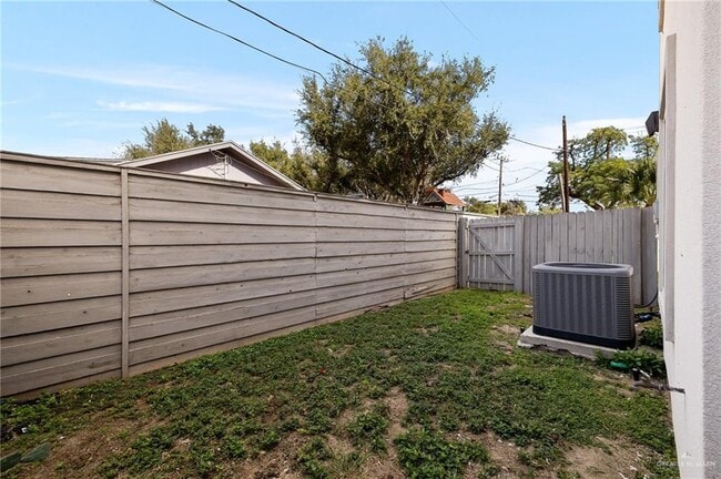 Building Photo - 8 Sunset Dr