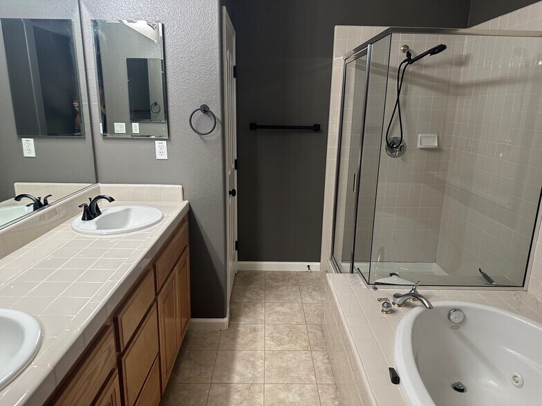 Building Photo - 6632 Maple Creek Dr