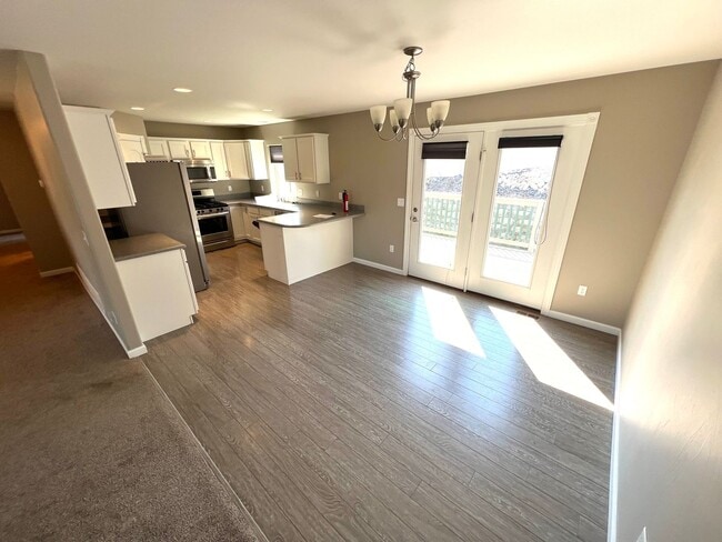 Building Photo - Beautiful 3 Bed 2 Bath Dog Friendly with F...