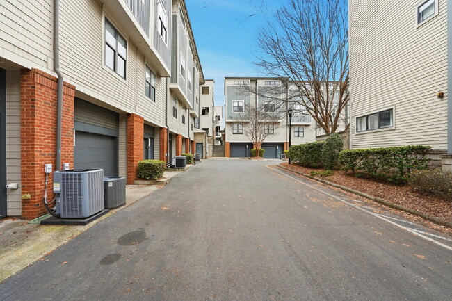 Building Photo - Modern Multi-Level 2BR Retreat with Garage Near Uptown Charlotte