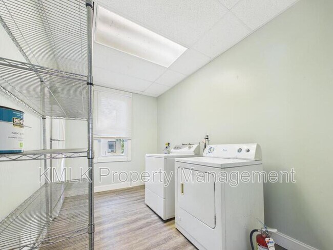 Building Photo - 428 Allyn St