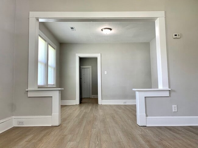 Building Photo - Two Bedroom 1 Bathroom home in Portsmouth