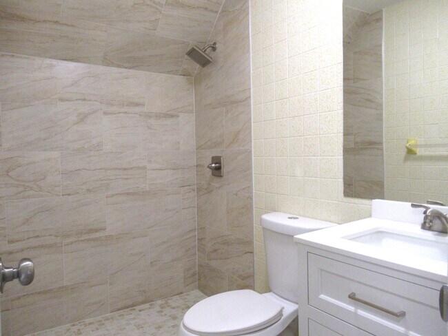 Building Photo - 5310 Palm Dr