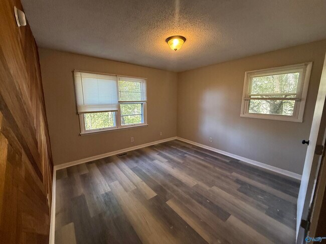 Building Photo - 723 Versailles Dr SE