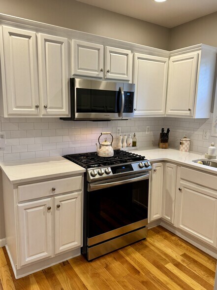 Building Photo - 66 King St