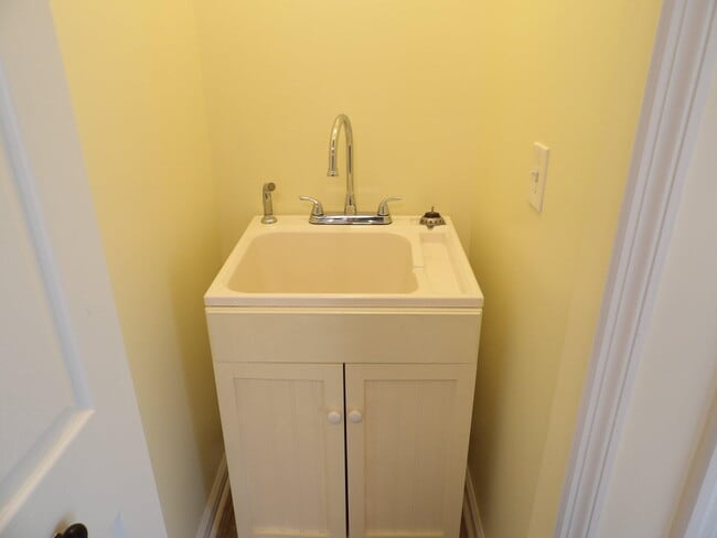 Building Photo - 102 Cedar Dr