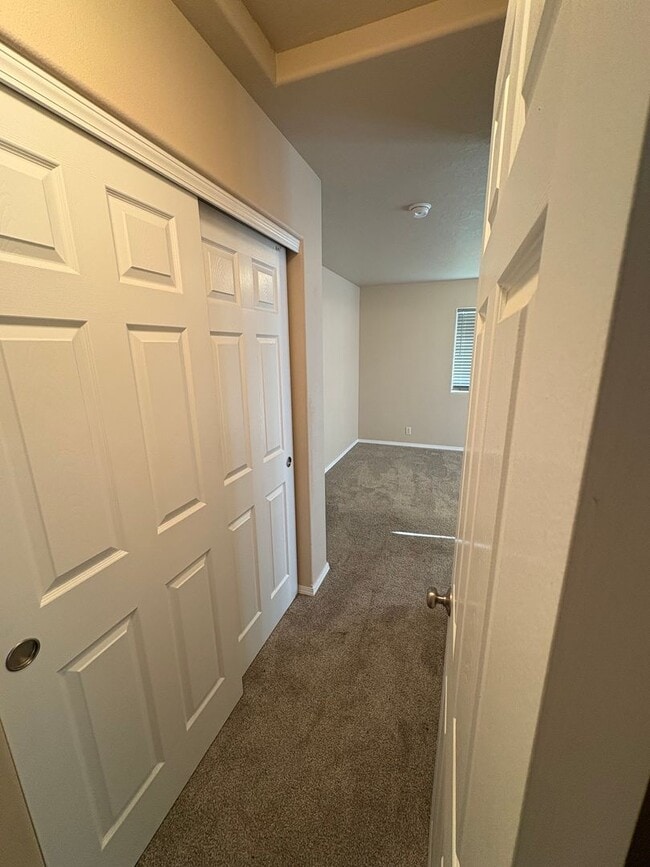 Building Photo - Updated Unit Close to Little League Fields