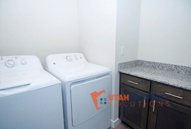 Building Photo - 1054 W 430 S