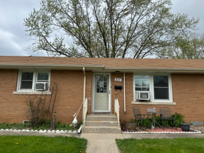 Primary Photo - 615 W South St