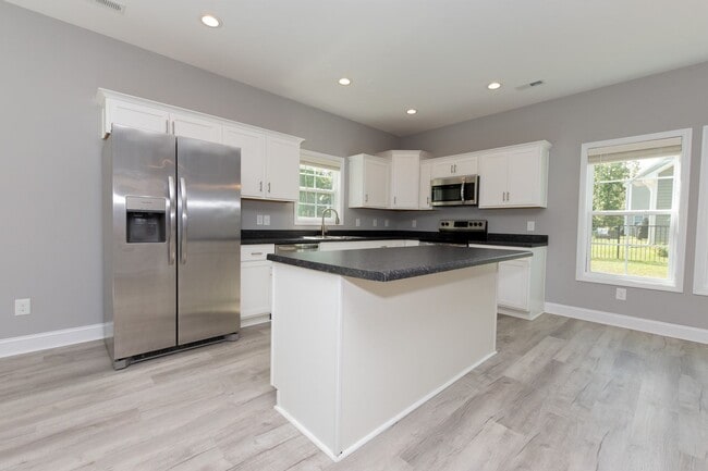 Building Photo - MOVE-IN READY $300 off first month