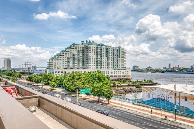 Building Photo - Queen Village Townhome with Parking