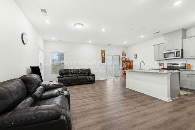 Building Photo - 760 Kitfox Dr NW