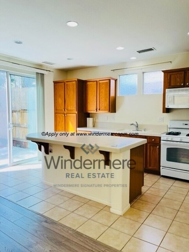 Building Photo - Spacious 3-bedroom with Updated Finishes and Prime Location!