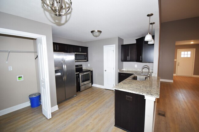 Building Photo - 3 Bedroom Pet Friendly Home For Rent in Chalet Hills!