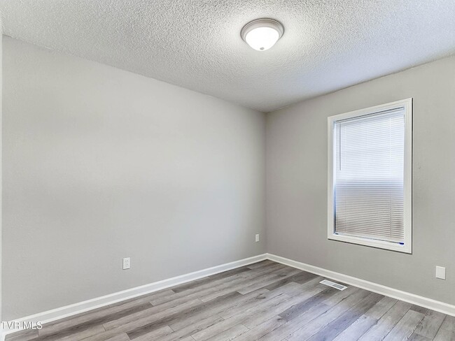 Building Photo - 754 Old Stage Rd