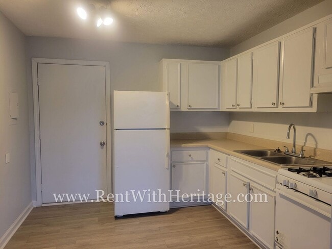 Building Photo - GORGEOUS BRICK RANCH / DUPLEX WITH UPGRADES GALLORE/ GREAT LOCATION
