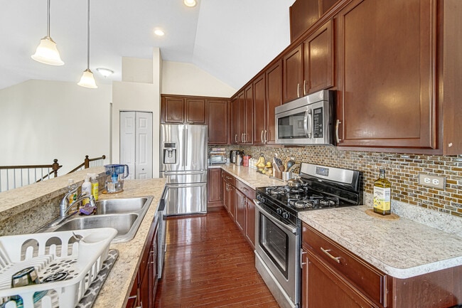 Building Photo - 2528 Dunraven Ave