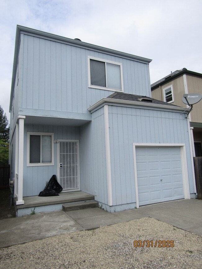 Building Photo - Beautifully updated single family house available NOW!  $3,000 per month