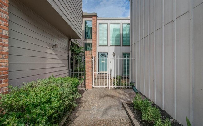 Building Photo - 5867 Sugar Hill Dr