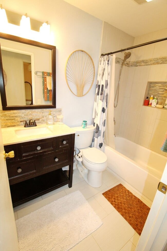 Building Photo - Stand-alone, Remodeled, Tastefully Furnished and Decorated 3Bed/2Bath Home in Southpointe with a ...