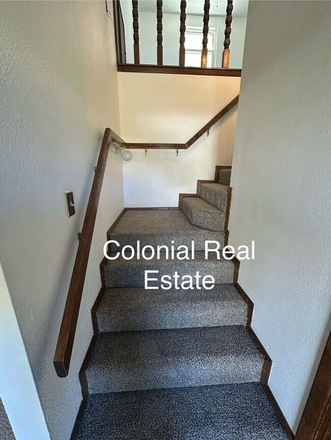 Building Photo - Spacious 2 story home