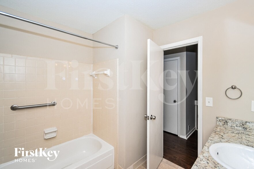 Building Photo - 6668 Windwood Cir