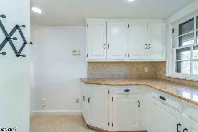 Building Photo - 3 Greenview Way