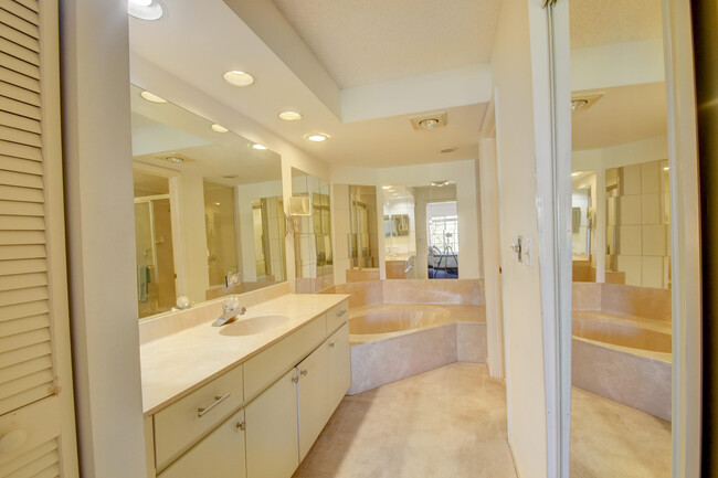 Building Photo - 7455 Glendevon Ln
