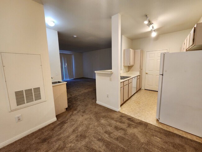 Building Photo - Fantastic, well maintained 2 bedroom condo.